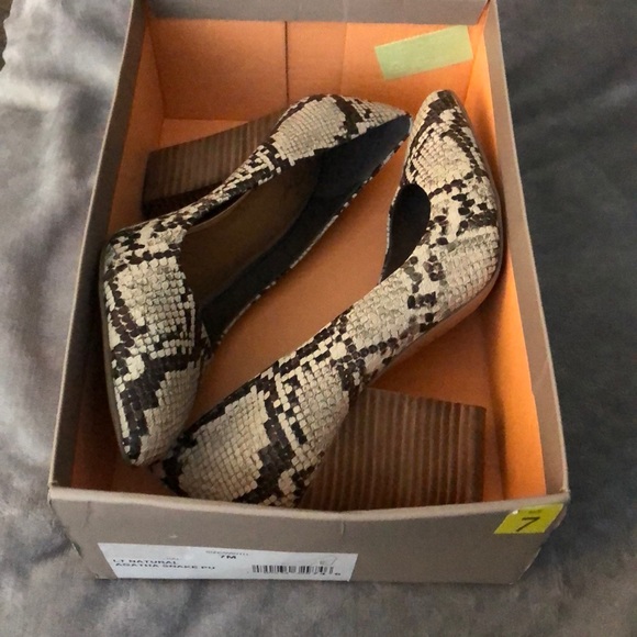 Crown 👑 Vintage Snake skin pumps - Picture 6 of 9